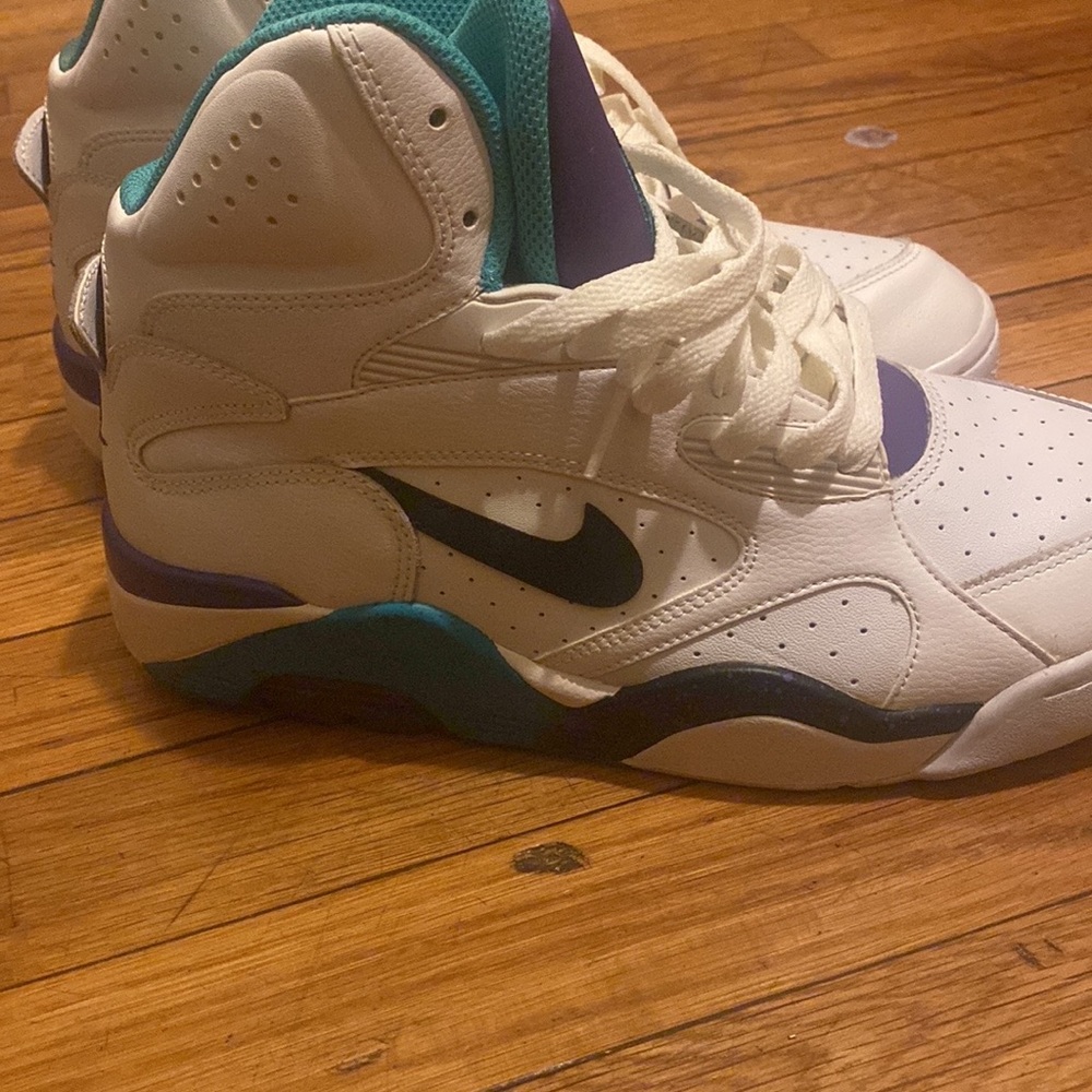 I’m selling Nike sneakers purple turquoise and white size 8